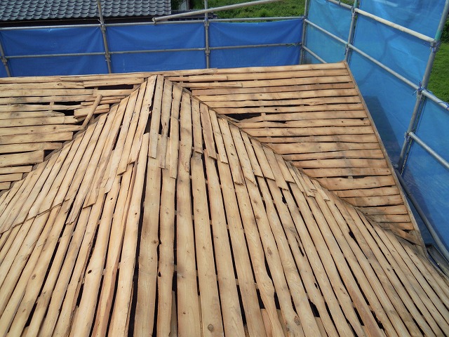 古い瓦屋根を撤去した屋根